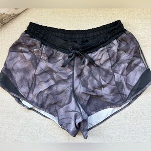 Lululemon Hotty Hot 3.5” Midnight Tulle
Multi Black Shorts, size 10